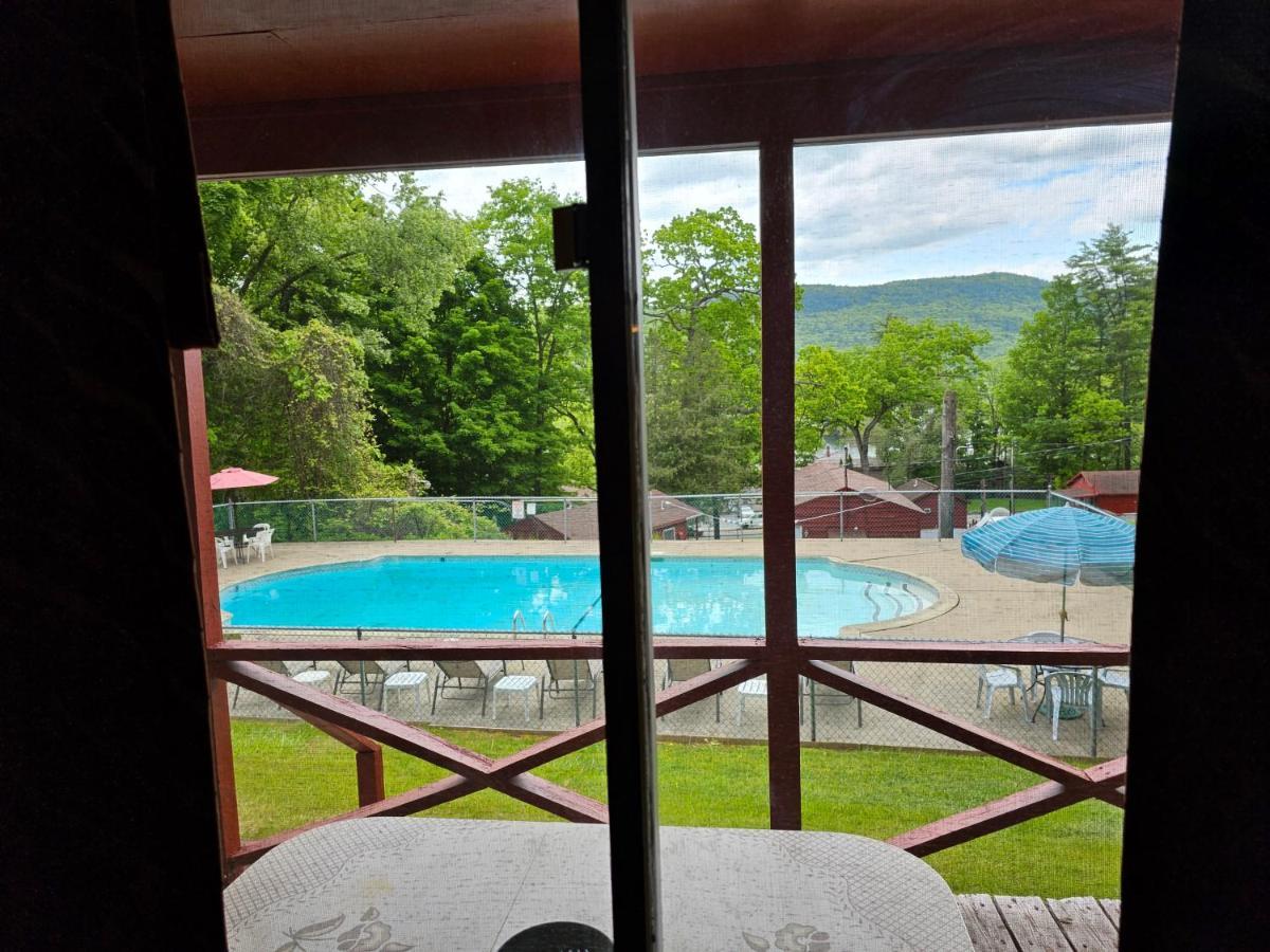 The Gold Eagle Villa Lake George Buitenkant foto